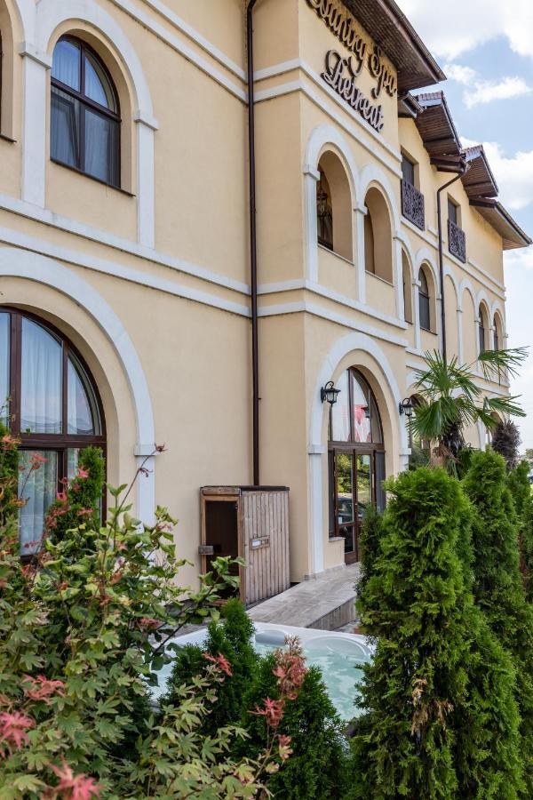 Country Spa Retreat スナゴヴ エクステリア 写真 The building of the university library