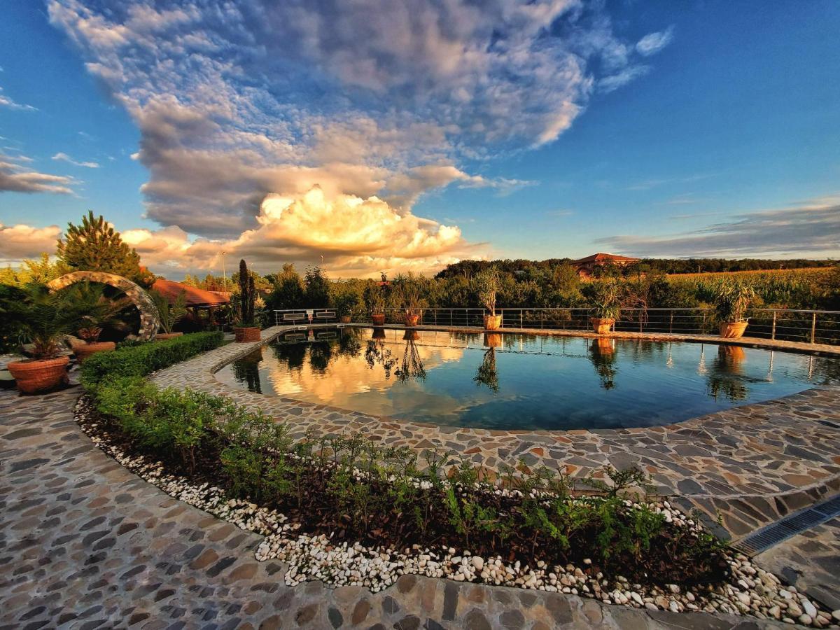 Country Spa Retreat スナゴヴ エクステリア 写真 The "Blue Lake"