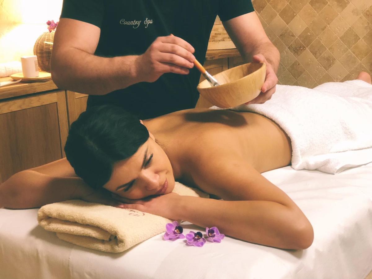 Country Spa Retreat スナゴヴ エクステリア 写真 A spa treatment