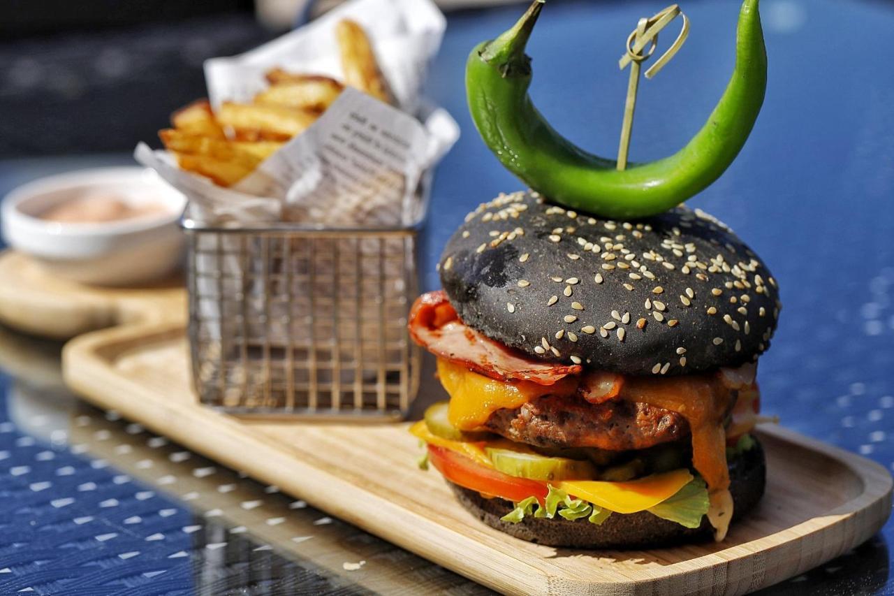 Country Spa Retreat スナゴヴ エクステリア 写真 A black bun hamburger