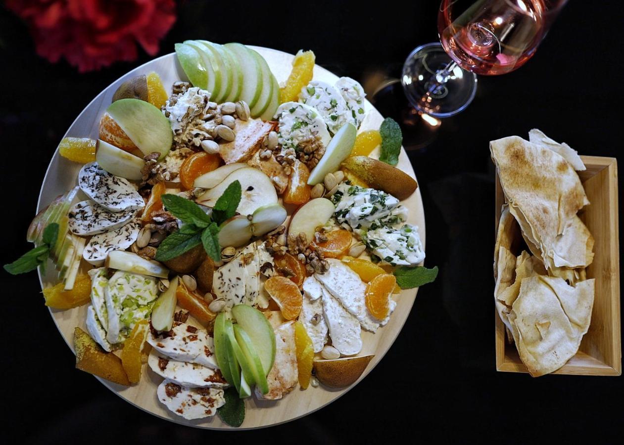Country Spa Retreat スナゴヴ エクステリア 写真 A cheese platter with a selection of cheeses and fruit