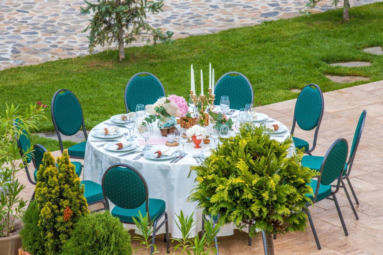 Country Spa Retreat スナゴヴ エクステリア 写真 A table set for a wedding reception