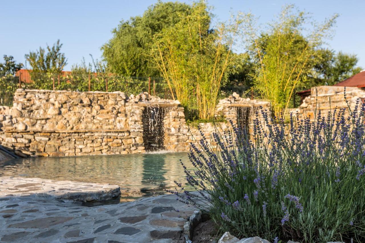 Country Spa Retreat スナゴヴ エクステリア 写真 The fountain at the entrance of the park