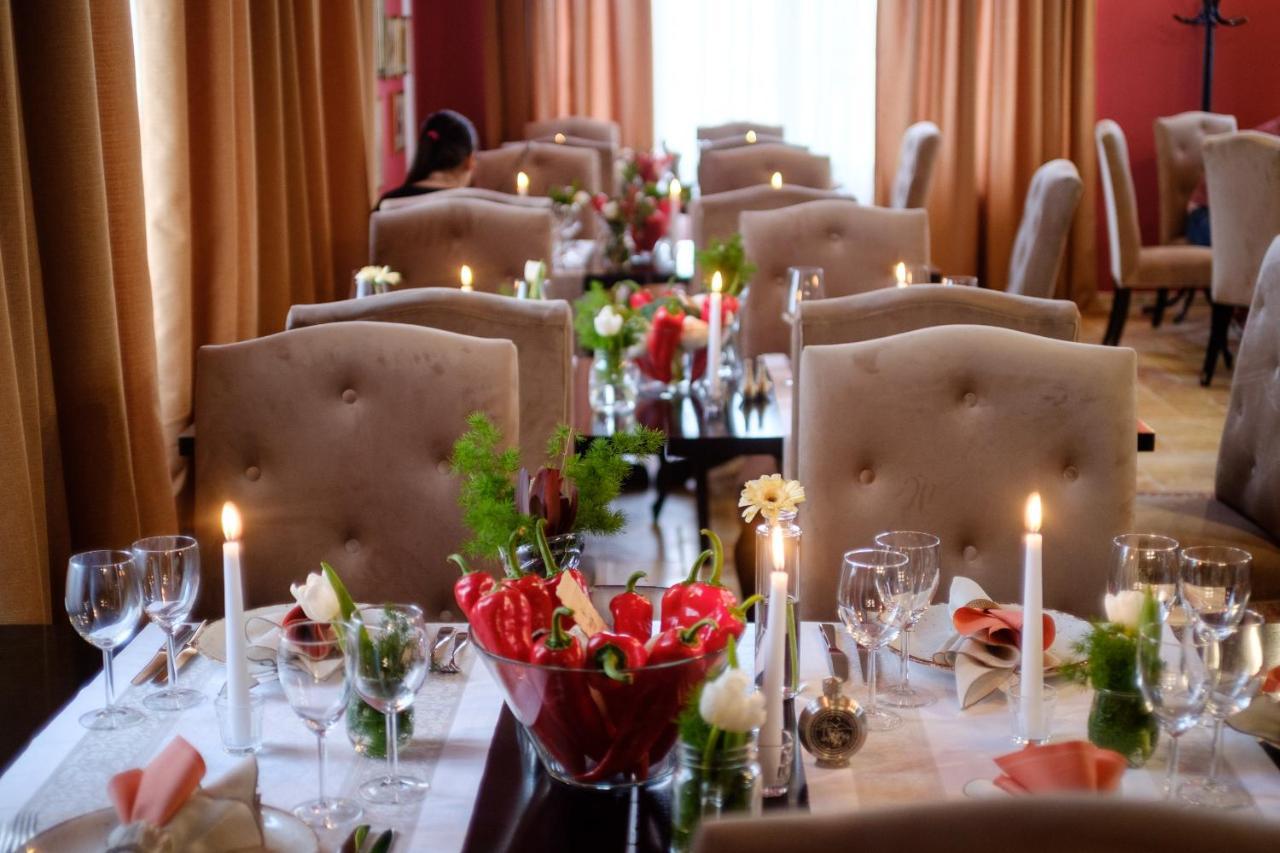 Country Spa Retreat スナゴヴ エクステリア 写真 A table set for a dinner party