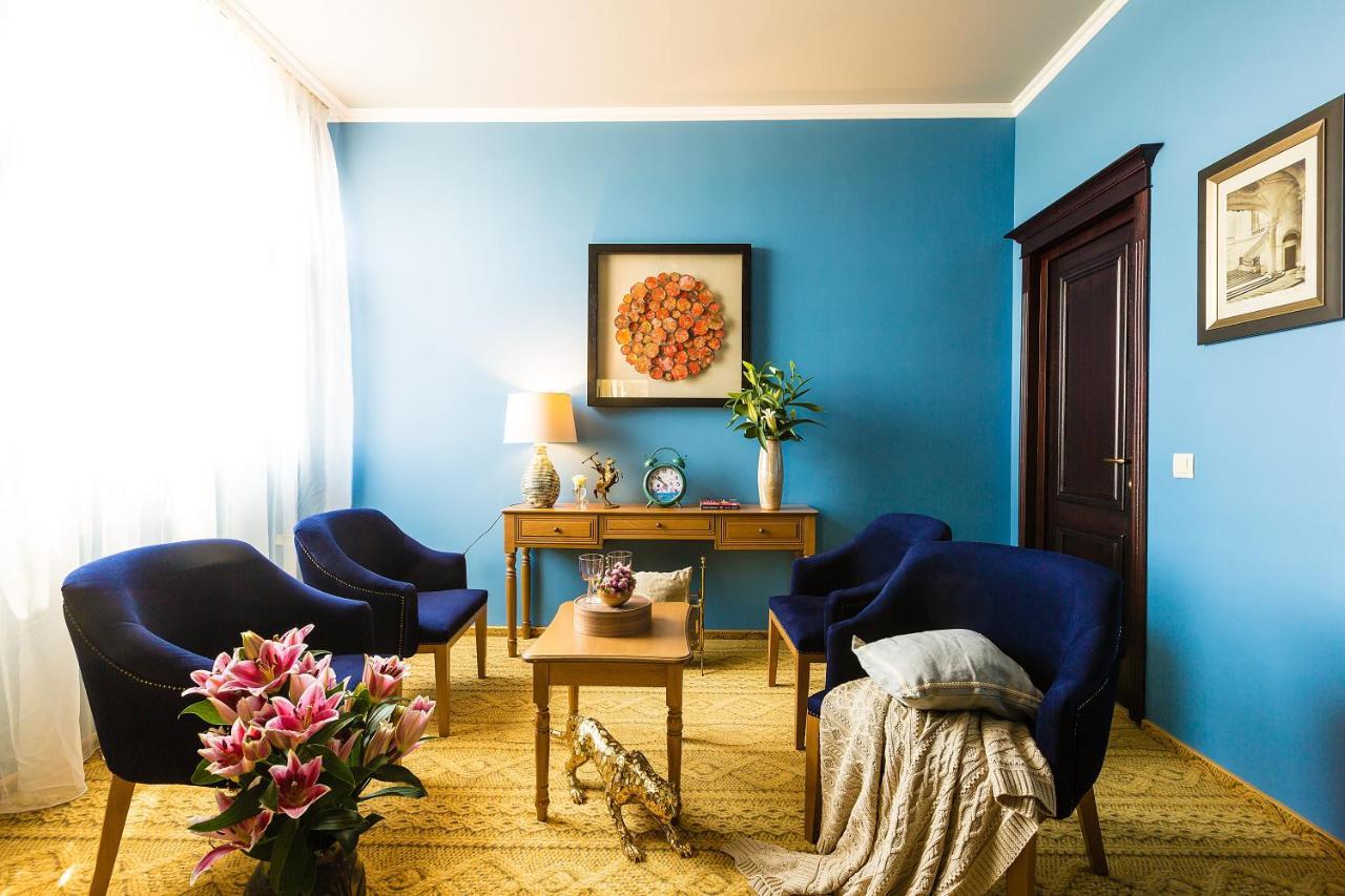 Country Spa Retreat スナゴヴ エクステリア 写真 A room with blue walls and blue furniture