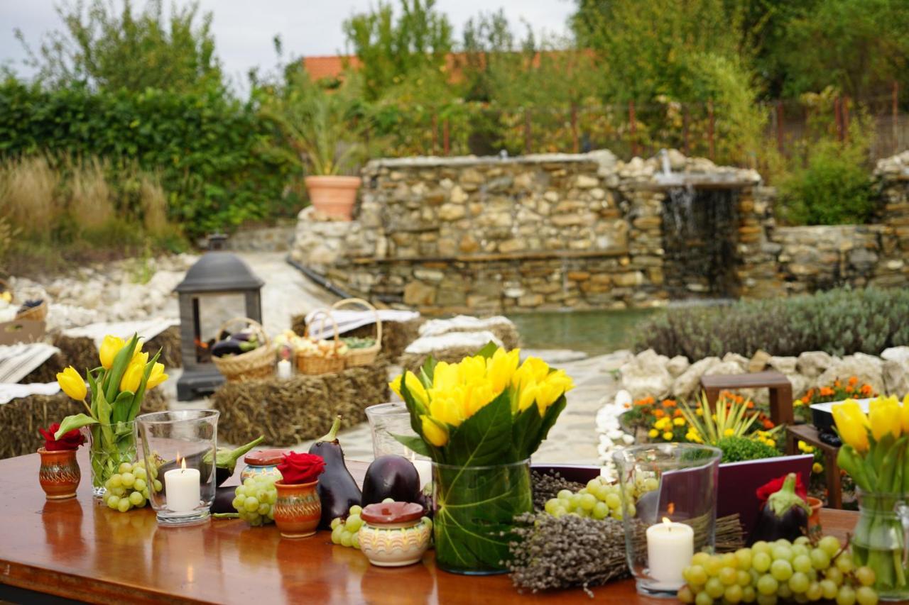 Country Spa Retreat スナゴヴ エクステリア 写真 A typical table at a Greek wedding