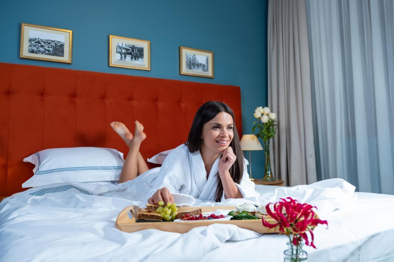 Country Spa Retreat スナゴヴ エクステリア 写真 A woman in a bathrobe